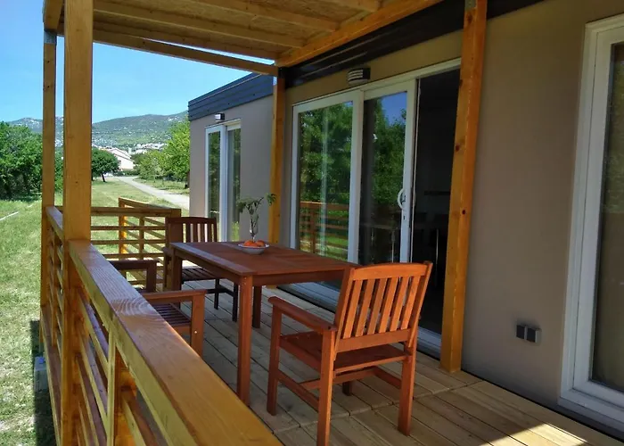 Pribjeći Queen 42 Premium Klenovica