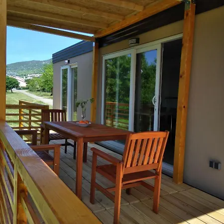 Resort Queen 42 Premium Klenovica